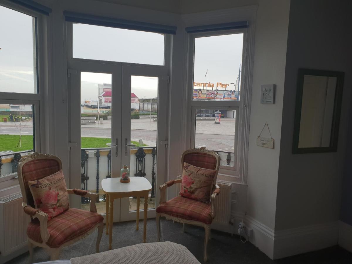 Bed and Breakfast Henrys On The Prom Great Yarmouth Exterior foto