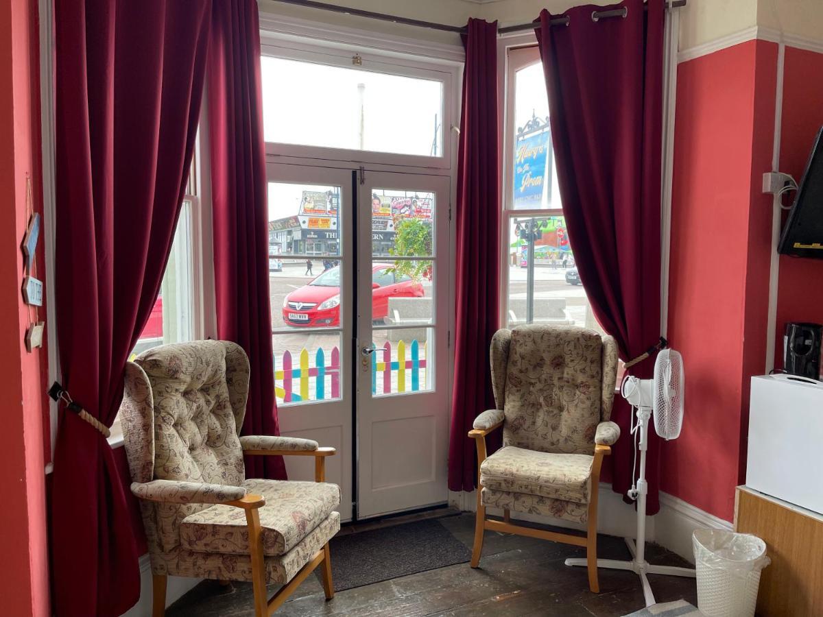Bed and Breakfast Henrys On The Prom Great Yarmouth Exterior foto