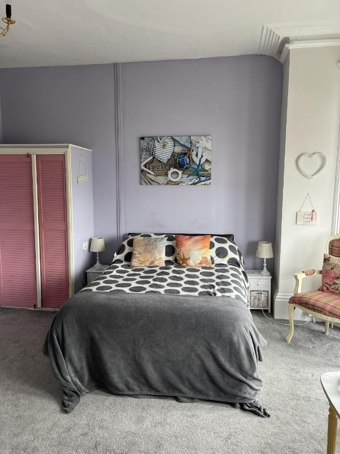 Bed and Breakfast Henrys On The Prom Great Yarmouth Exterior foto