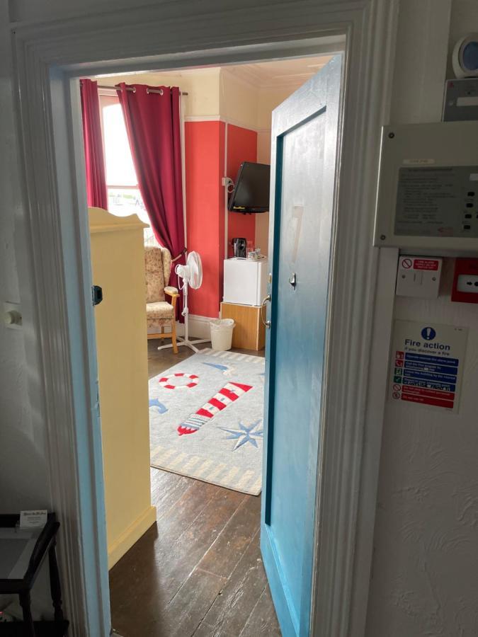 Bed and Breakfast Henrys On The Prom Great Yarmouth Exterior foto